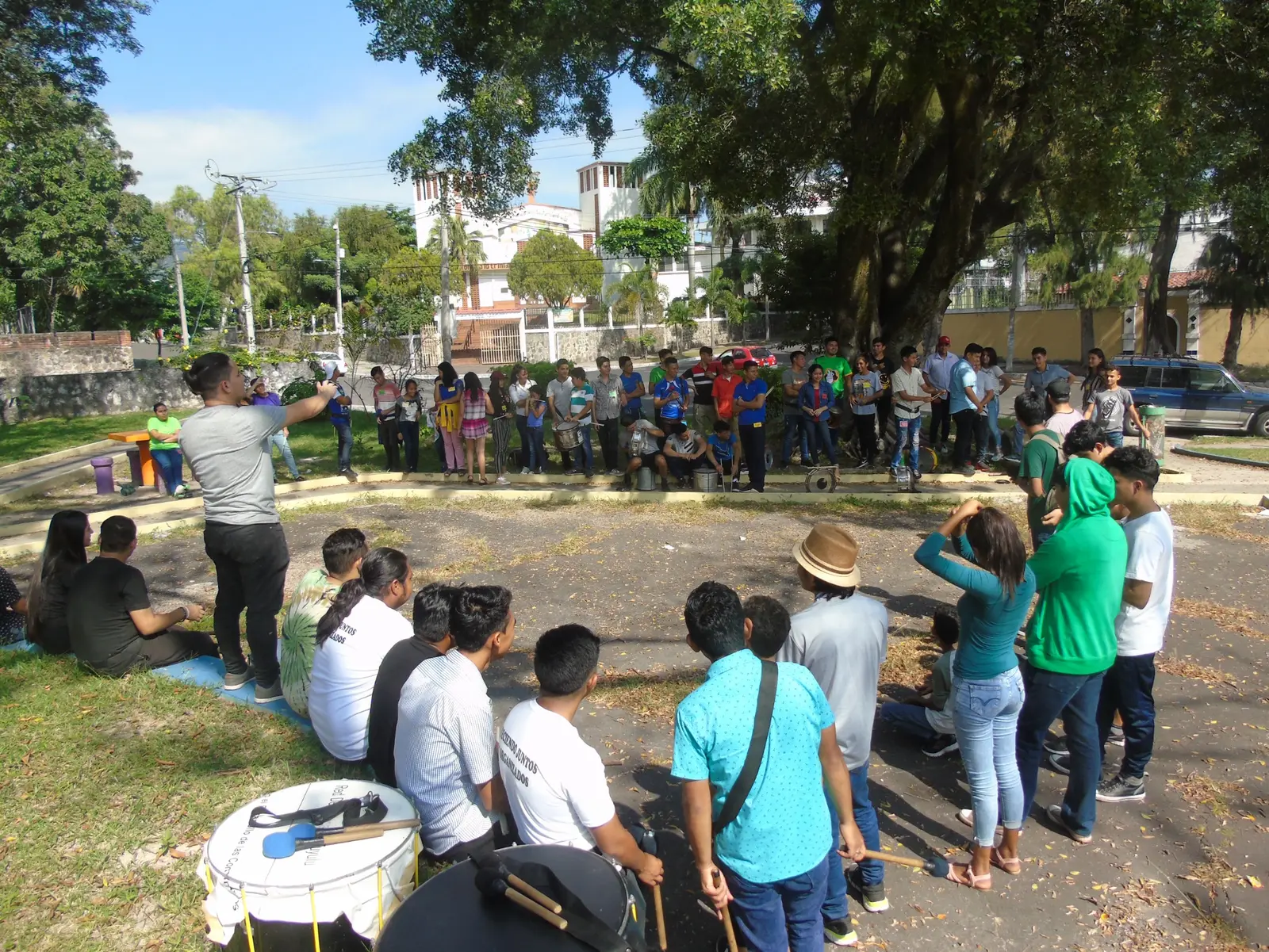 Participantes y facilitadores reunidos en un encuentro comunitario al aire libre