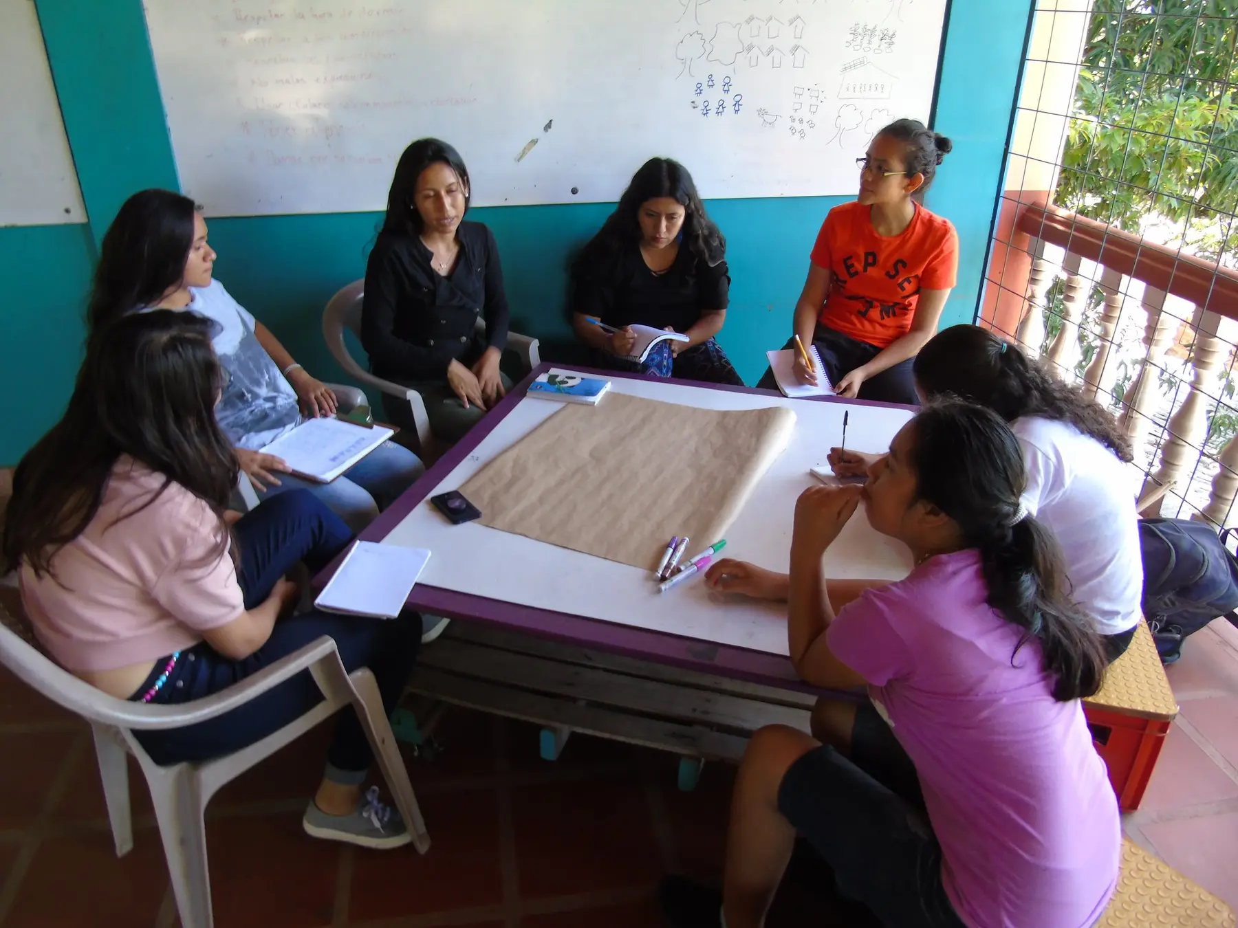 Equipo junto a instrumentos elaborados artesanalmente