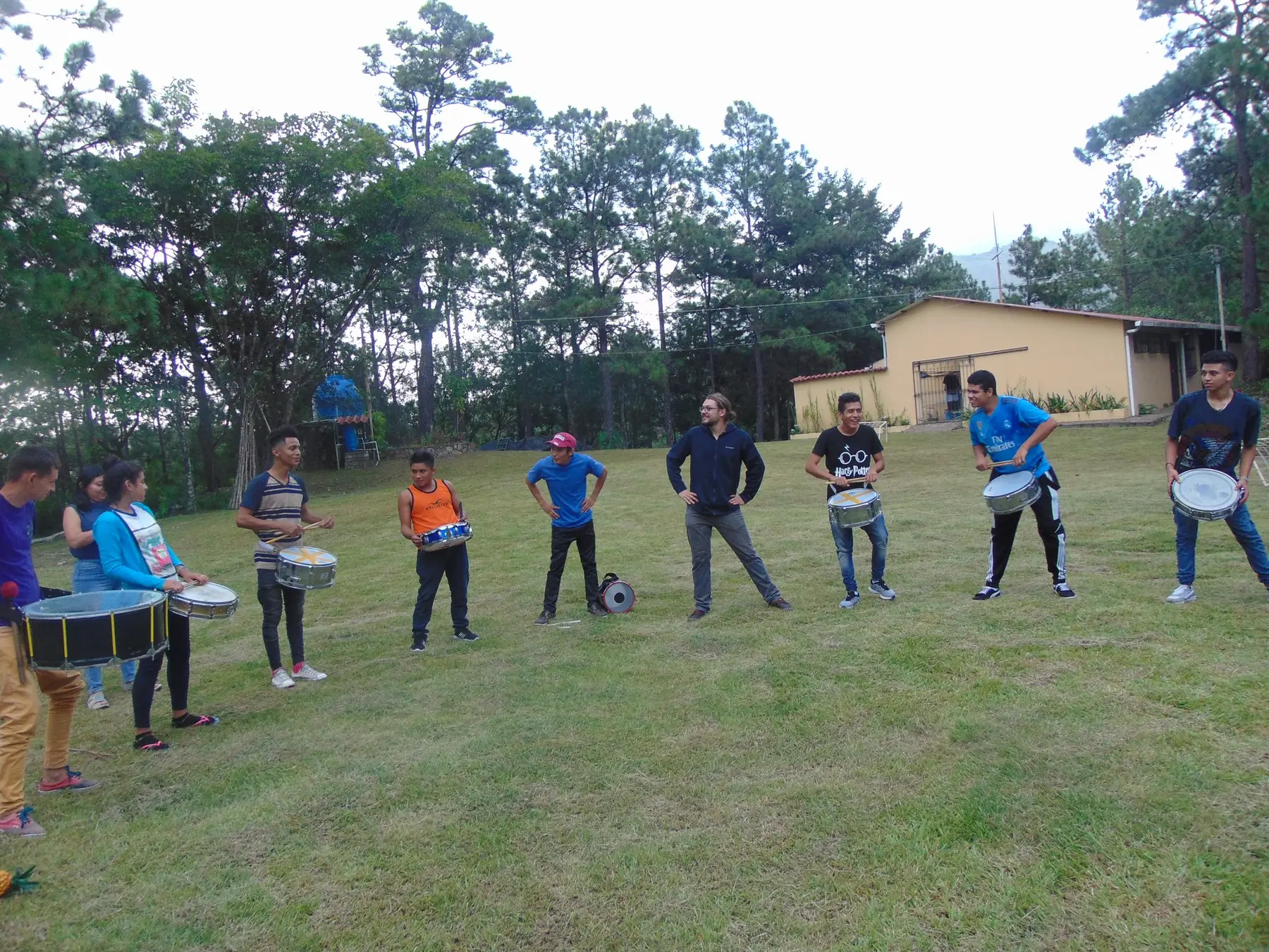 Grupo participa en un ensayo comunitario al aire libre