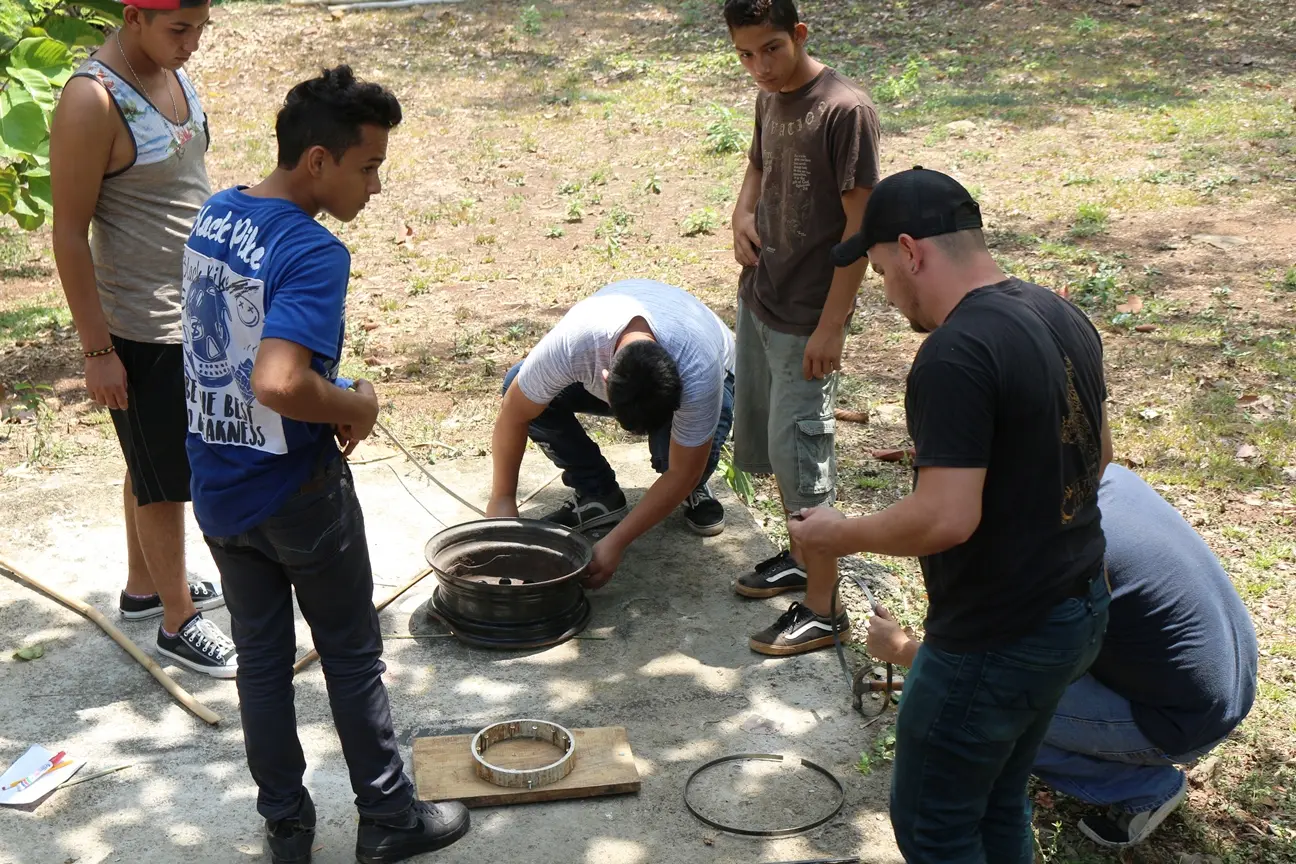Jóvenes aprenden a preparar materiales para fabricar tambores