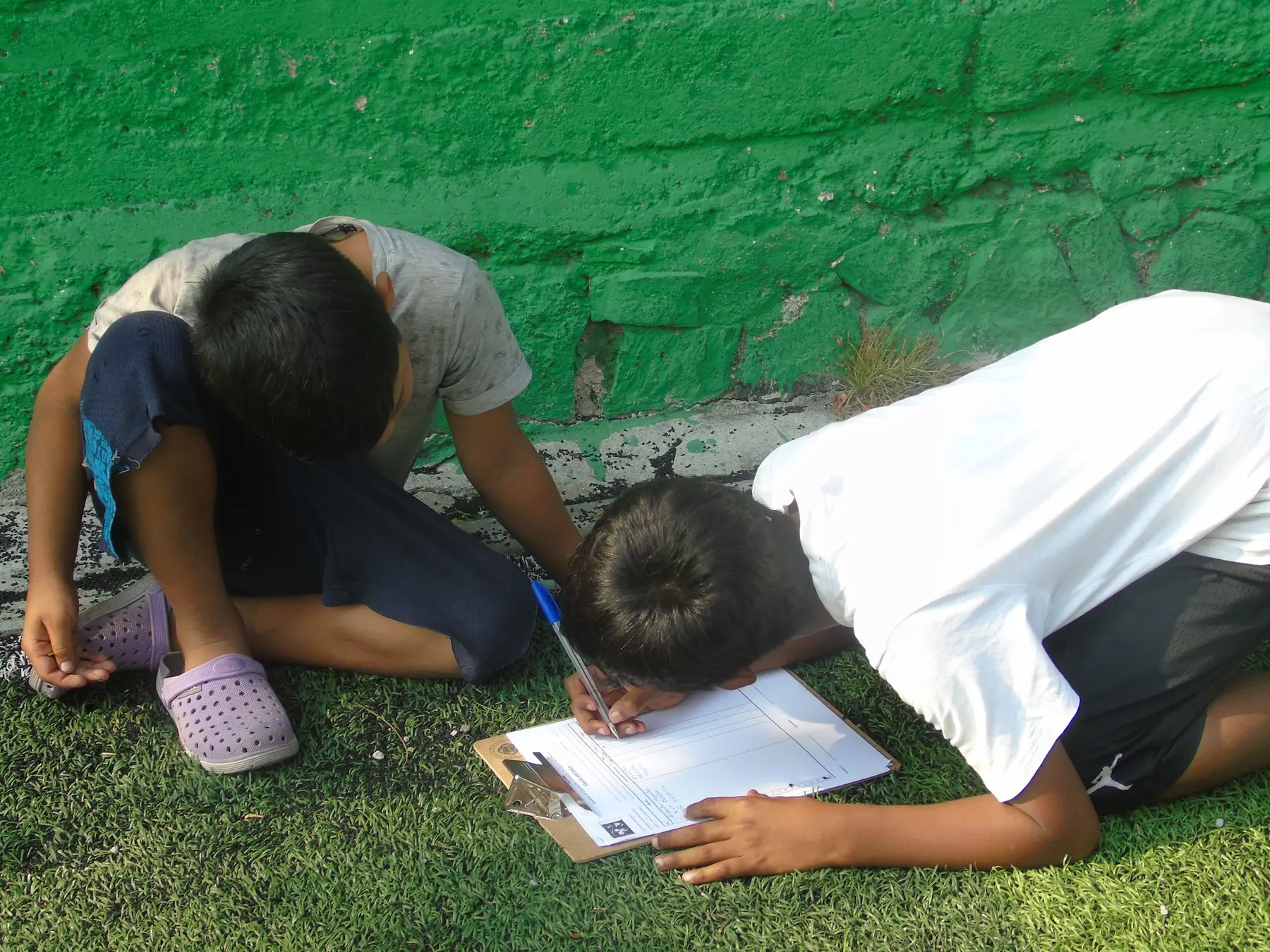 Niños registran observaciones durante una actividad al aire libre