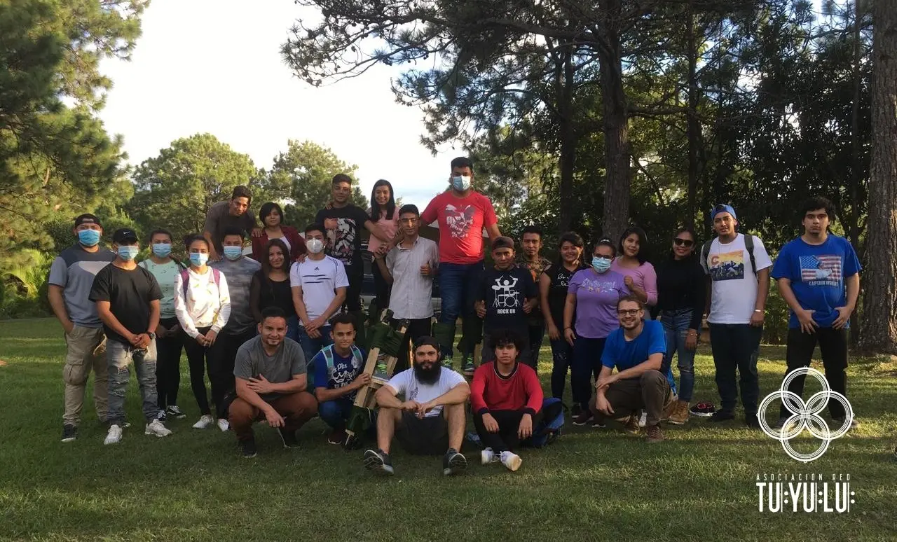 Grupo de jóvenes y facilitadores reunidos en un espacio natural