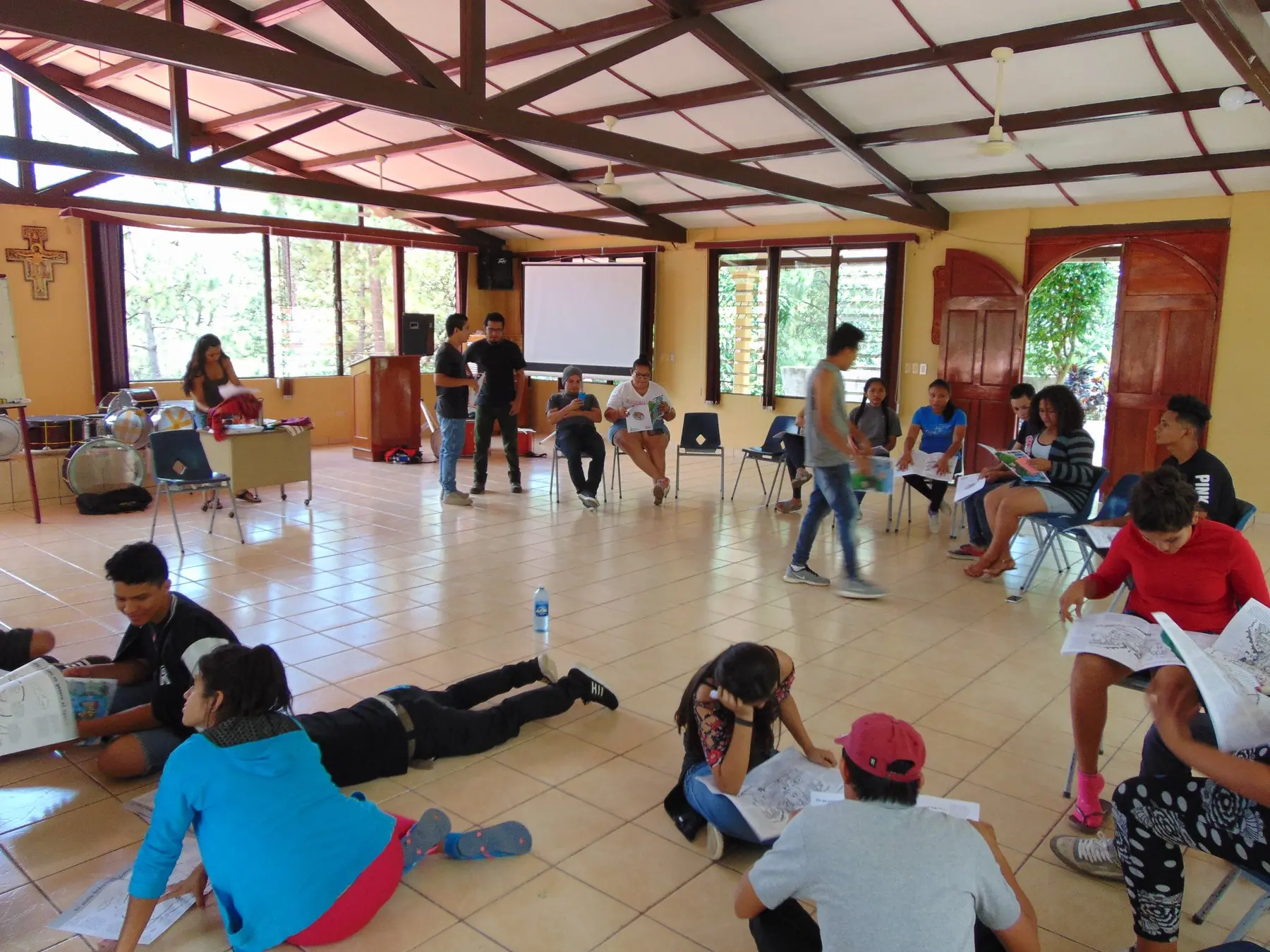 Participantes trabajan en grupos durante una jornada formativa