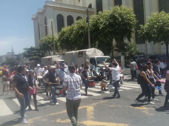 Batucada recorre una calle junto a un edificio histórico