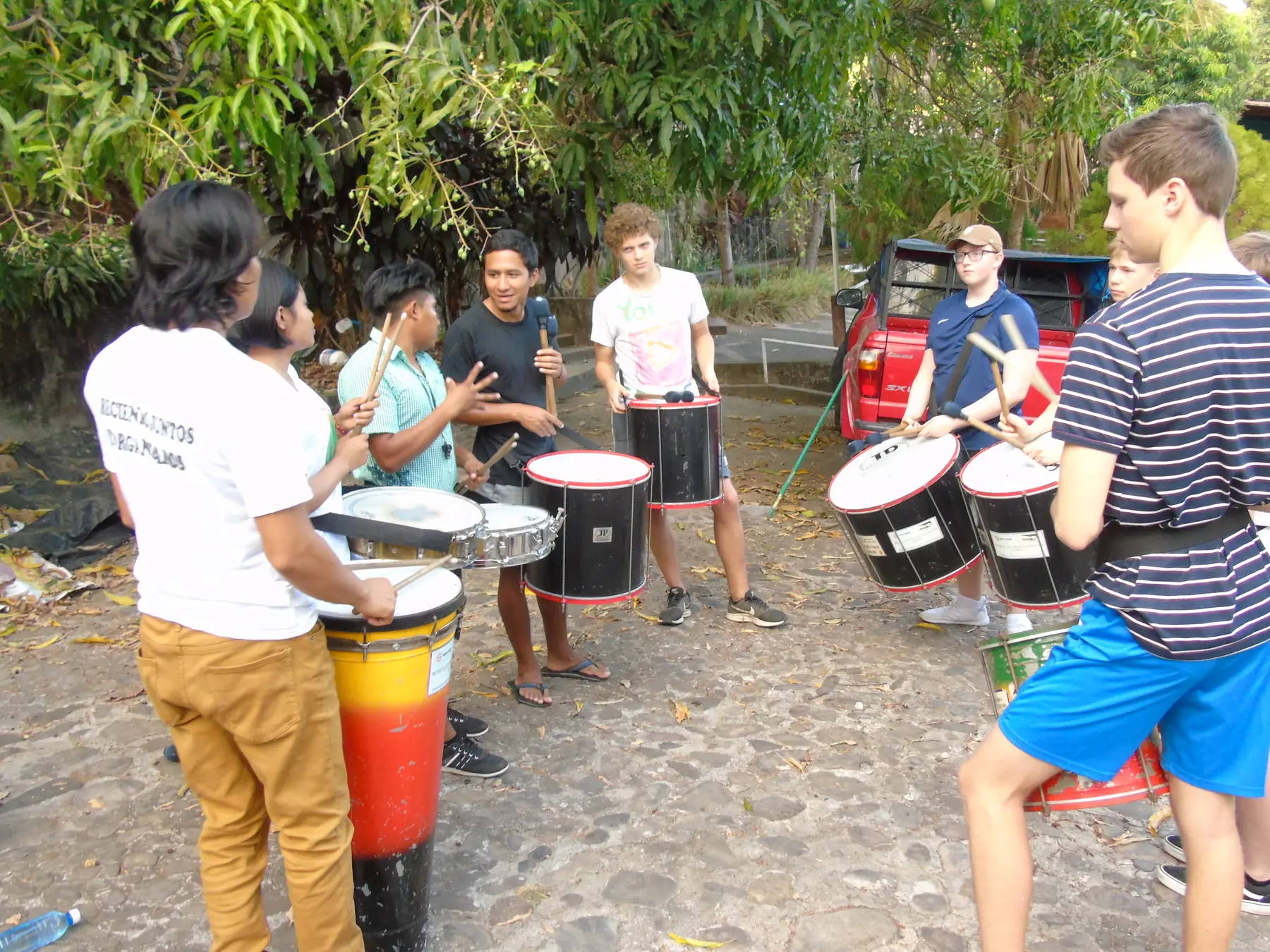 Ensayo de percusión al aire libre